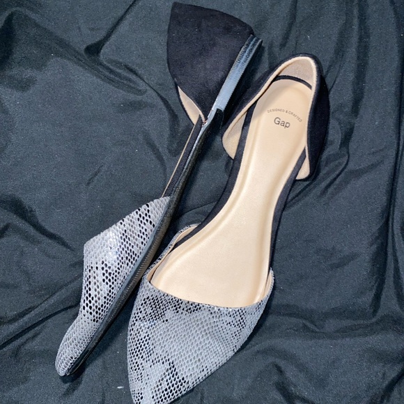 Gap pointed toe flats. Size 10 - Picture 2 of 3